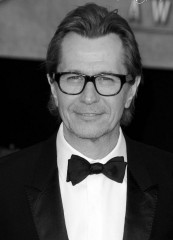 164485-gary-oldman-637x0-3.jpg