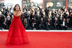 caterina-murino-en-robe-armani-prive-arrive-a-la-ceremonie-d-ouverture-et-la-projection-du-film-the-order-of-time-lors-du-80eme-festival-international-du-film-de-venise-la-mostra.jpg