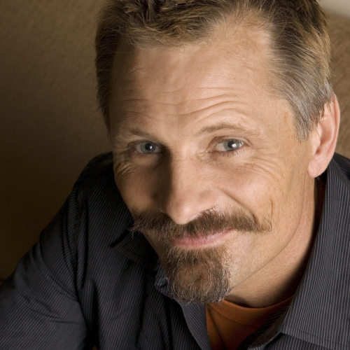 viggo_mortensen_actor_man_mustache_celebrity_smile_18955_2048x2048.jpg