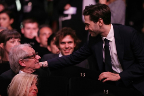 xavier-dolan-salue-ken-loach-a-son-arrivee-au-palais-des_1051407.jpg